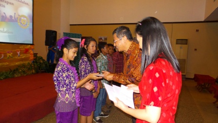 Berprestasi, Siswa SMP Global Andalan Estate Cerenti Raih Beasiswa